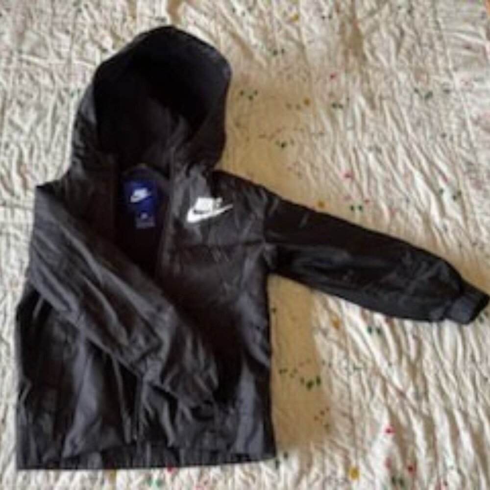 Black Nike size 4 fleece-lined windbreaker